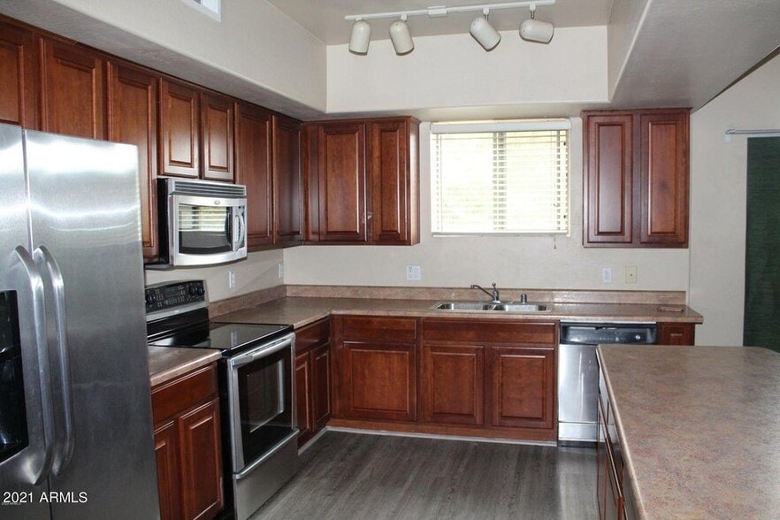 kitchen - 3250 W Greenway Rd