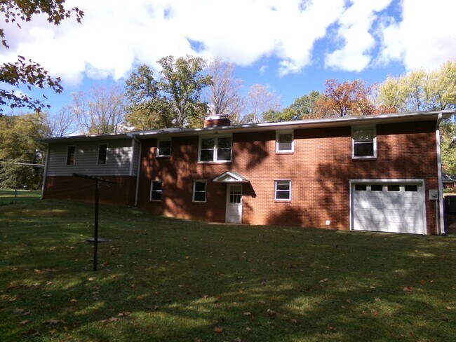 Building Photo - Country Living in Town