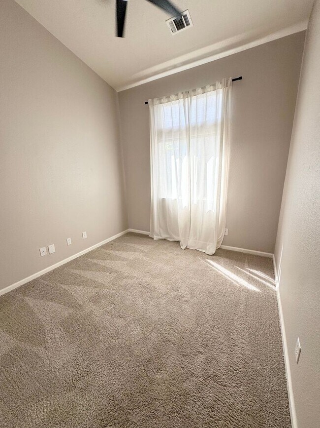 Building Photo - Move-In Ready 3-Bed, 2-Bath Home in Roseville! SEE VIDEO