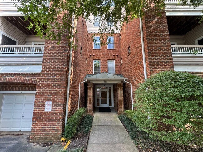 Primary Photo - Bright And Cozy 3 Bed 2 Bath Condo With La...