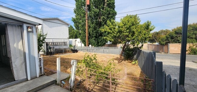 Building Photo - 122 Ginkgo St S