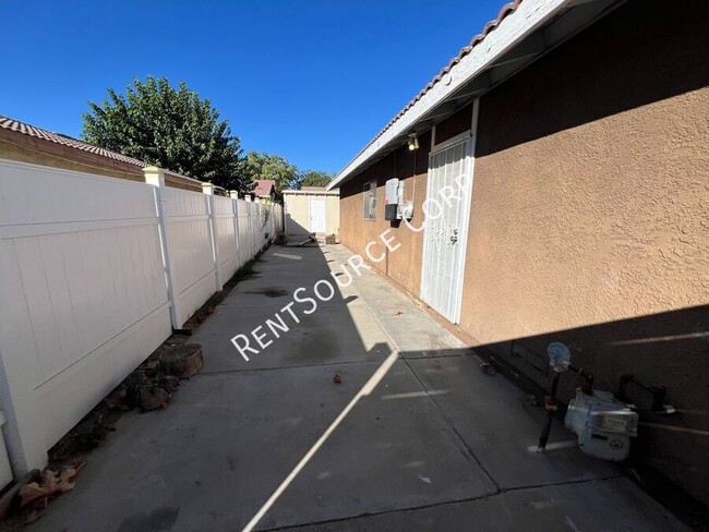 Building Photo - 3 Bedroom Single Story Home For Rent in La...