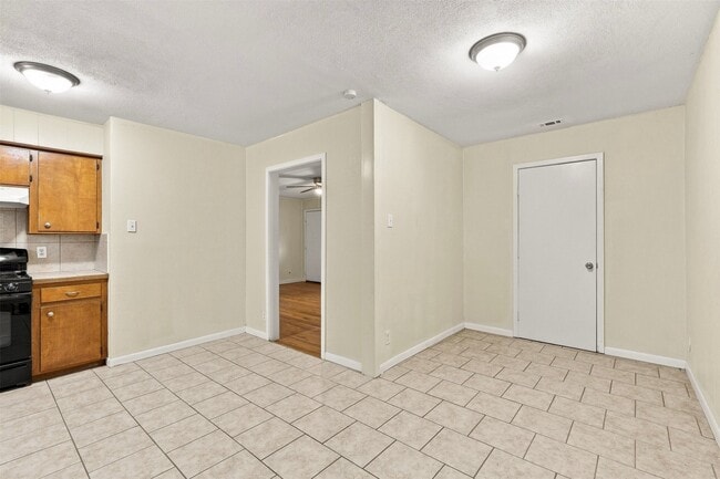Building Photo - 1914 Oaklawn Dr