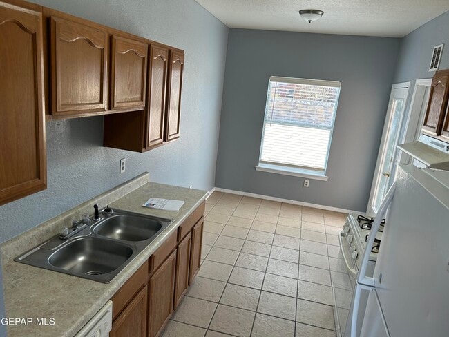Building Photo - 609 Desierto Bonito St