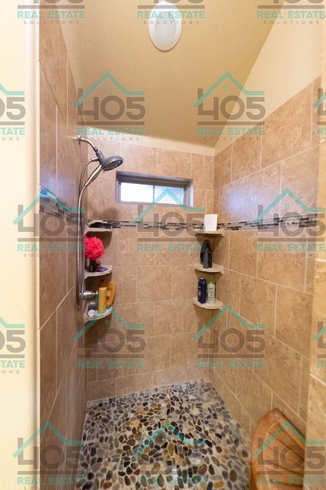 Building Photo - 3 Bedroom/3 Bathroom with bonus space in OKC