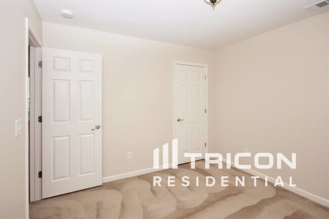 Building Photo - 2037 Silverton Cir