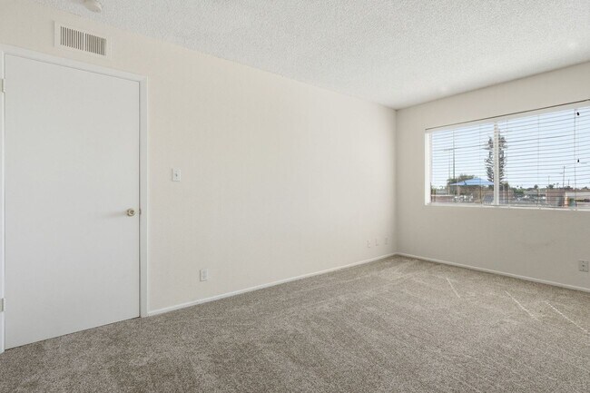 Building Photo - Ready to Move In - Two Bedrooms!