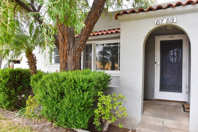 Building Photo - Palm (817-819)