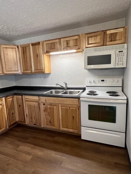 Kitchen - 2301 Presque Isle Ave