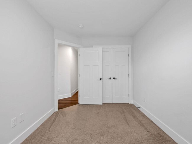 Building Photo - 3 Bed, 2.5 Bath - Lucky Penny End Unit