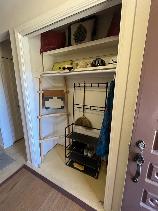 Building Photo - 405 Cam De La Placita