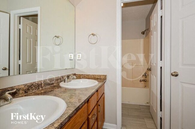 Building Photo - 4824 Ossington Ct