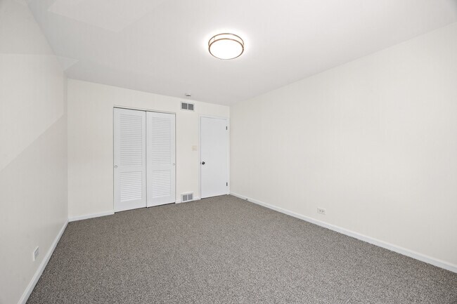 Building Photo - 1615 W Greenleaf Ave