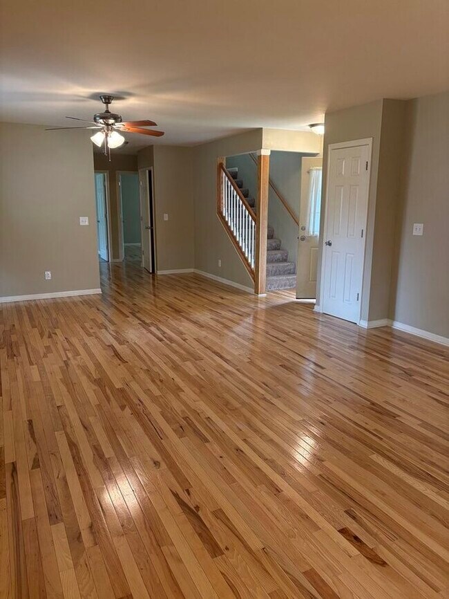 Building Photo - 2 Story Colonial - 3 bdrm/2 bath - LARGE YARD