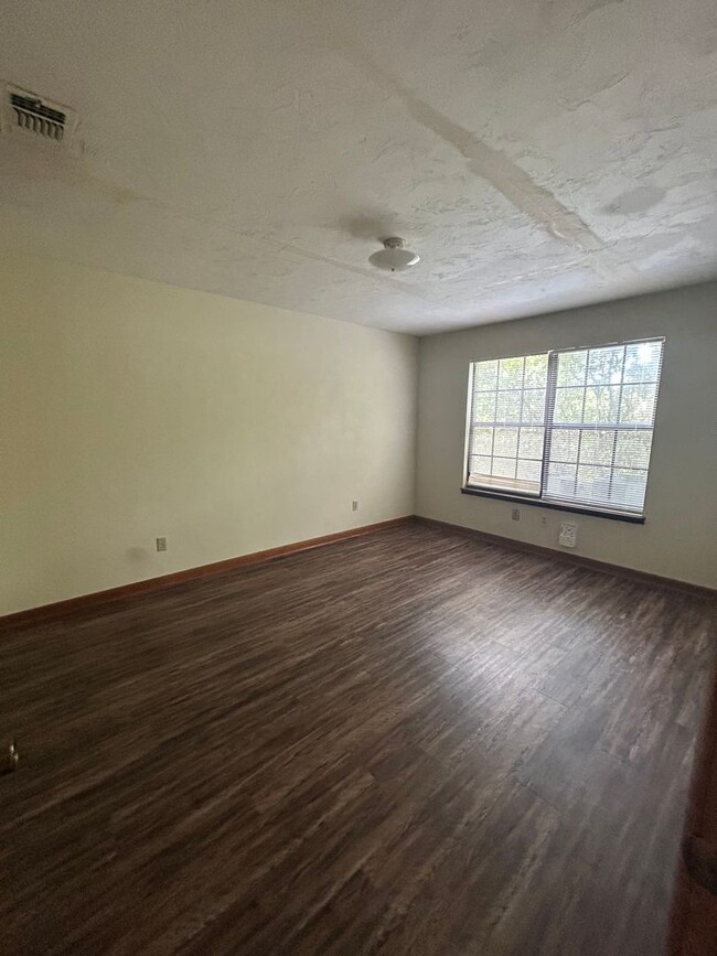 Building Photo - Large 2/2 flat, walking distance to Capita...