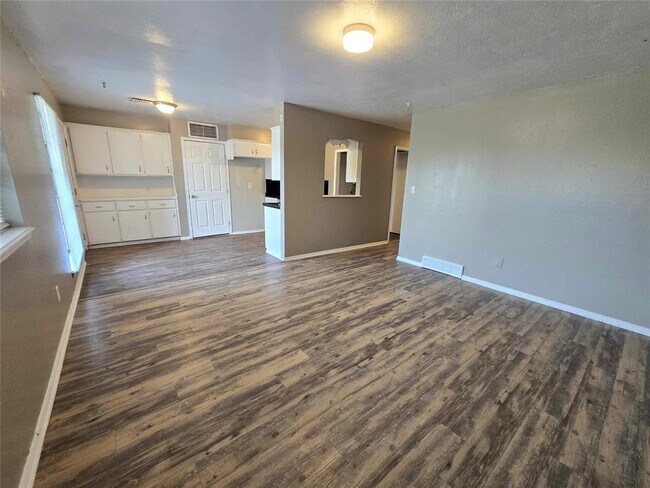 Building Photo - 2500 SE 51st St