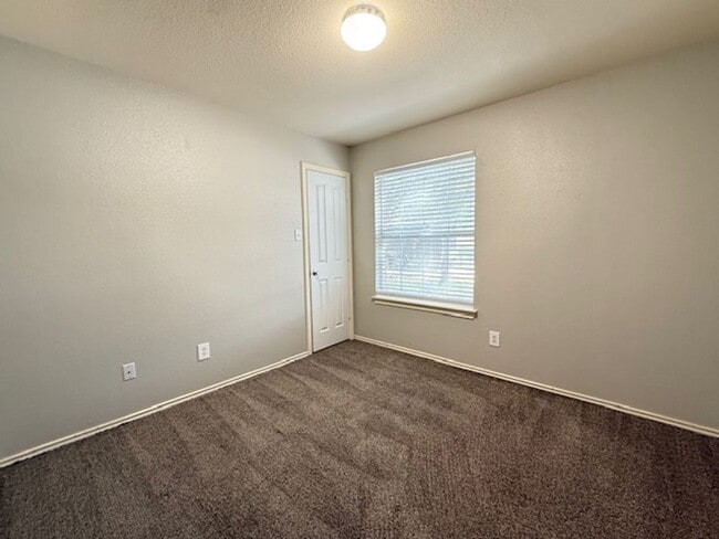 Building Photo - Nice 3 bedroom 2 Bath One Story Home..Avai...