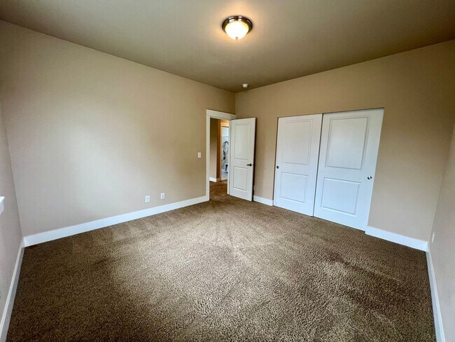 Building Photo - Large 5 Bedroom Home in Tumwater