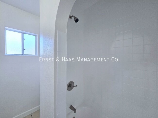 Building Photo - 5426 Lewis Ave