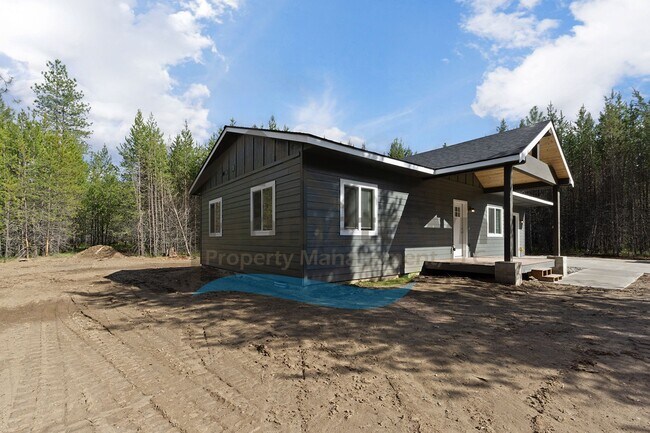 Building Photo - 2 Bedroom 1 Bathroom Home with a Single Car Garage Available in Blanchard!