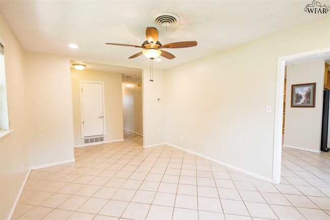 Building Photo - 10 Jo Ann Cir