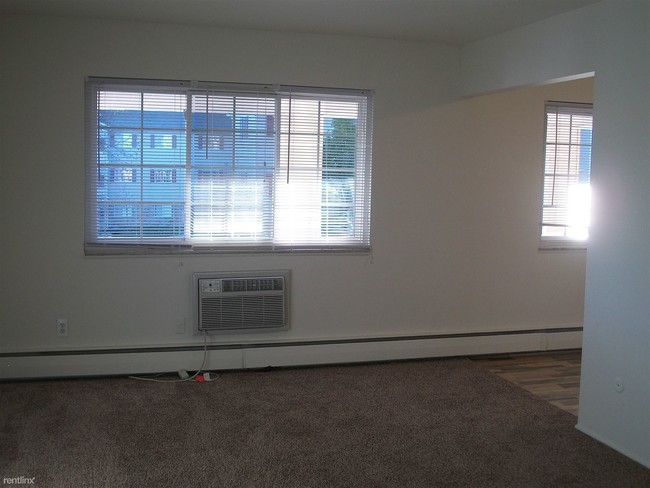 Building Photo - 2 br, 1 bath Apartment - Orchard Manor