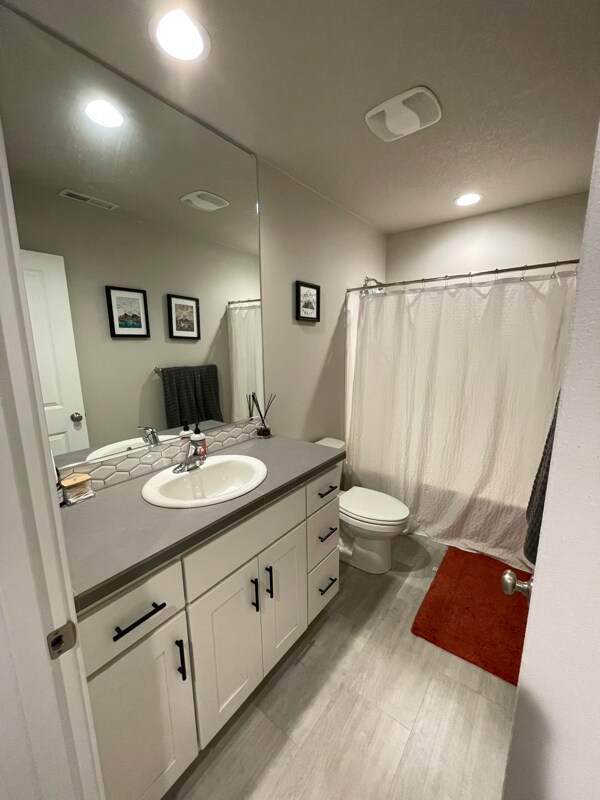 Building Photo - 835 NE Buckthorn Dr