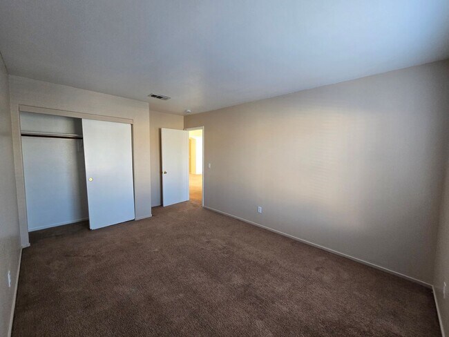 Building Photo - Spacious Two-Story Home in a Cul-de-Sac Location