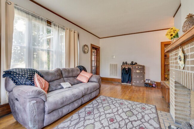 Building Photo - Coming Soon!! Charming 3 bed 2 Bath | Sunroom + Garage + Patio | Summer Special !