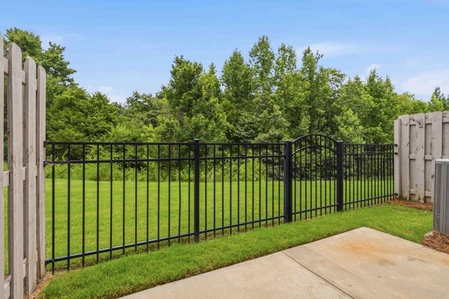 Building Photo - 730 Elmbrook Dr