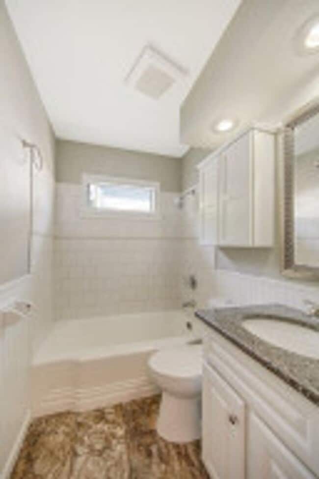 Building Photo - Large 5 Bed | 2 Bath House W/ Fenced Yard ...