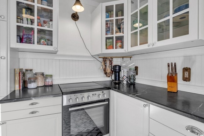 Building Photo - Available in March. Nashville 2 BED charming cottage for rent. Renovated with darling details and...