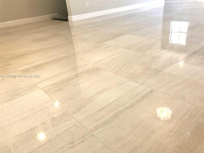 Building Photo - 621 NE 8th Ave