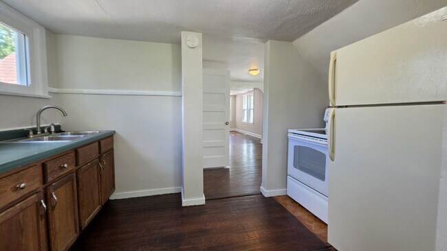 Building Photo - Refurbished 2 Bedroom Upper in Appleton