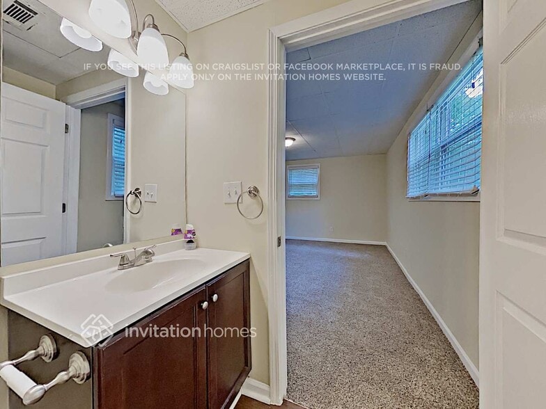 Building Photo - 3621 N Hampton Dr