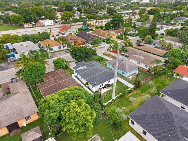 Building Photo - 2848 NW 9th Pl