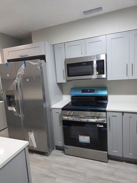 Building Photo - 3044 SE Camino Ave