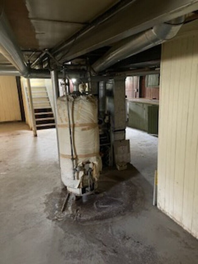 Building Photo - 3 bed 1 bath bungelow in Harper Woods with attached garage and basement