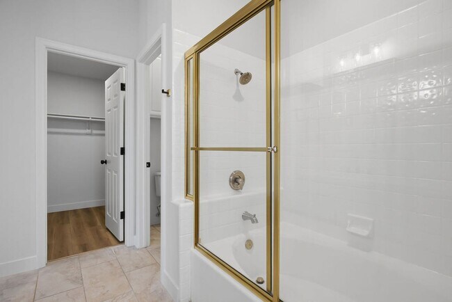 Building Photo - STUNNING DESERT SHORES MINUTES FROM THE LAKES!!!