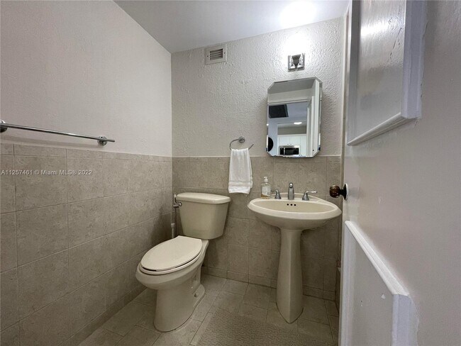 Building Photo - 5601 Collins Ave
