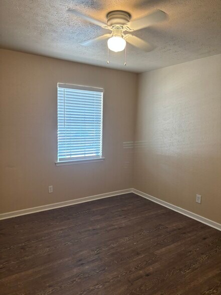 Building Photo - 474 Sweetbriar Dr