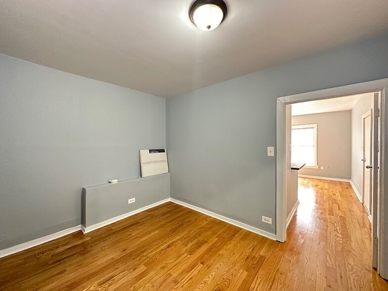 Building Photo - 5679 N Ridge Ave