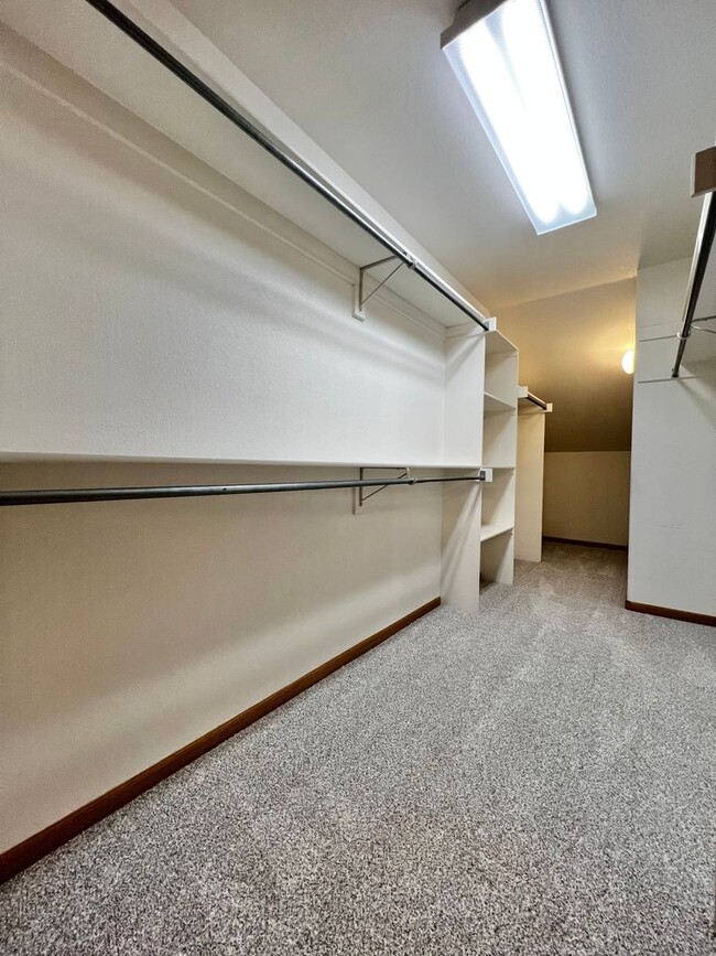 Building Photo - Stunning 4-Bedroom, 4-Bathroom Home in Sou...