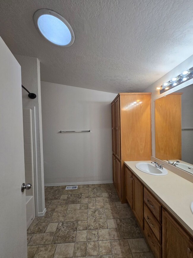 Building Photo - 3 Bedroom 2 Bath