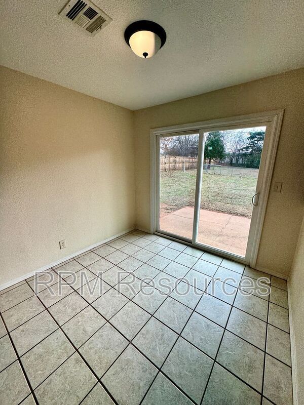 Building Photo - 440 E Carson Ln