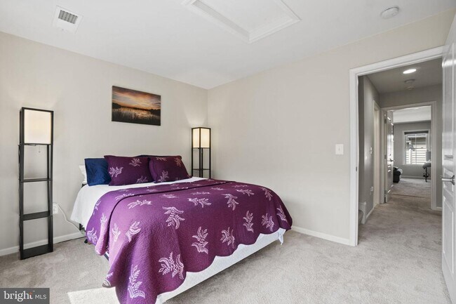 Building Photo - 2509 S Kenmore Ct