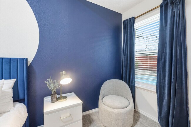 Building Photo - 2 St Charles Pl