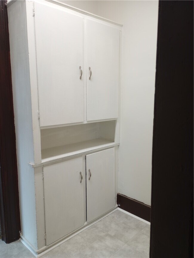 Building Photo - 362 W Gray St