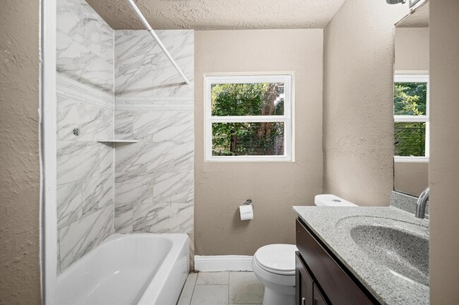 Building Photo - 2024 Des Jardines St