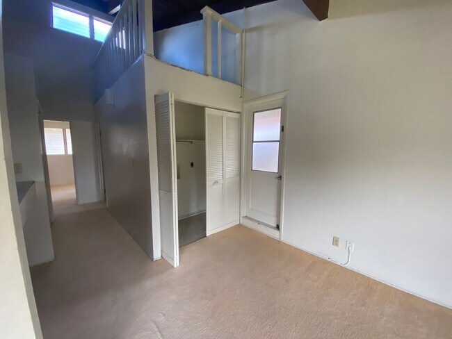 Building Photo - 005CHE